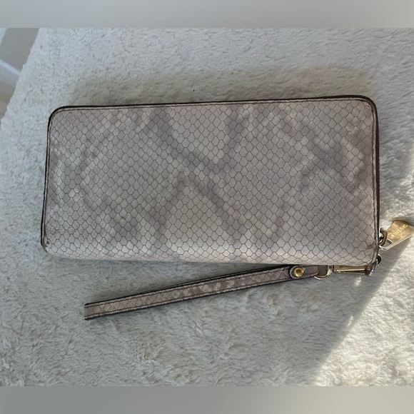 Michael Kors snake print large zip around Wallet GUC - Picture 3 of 13